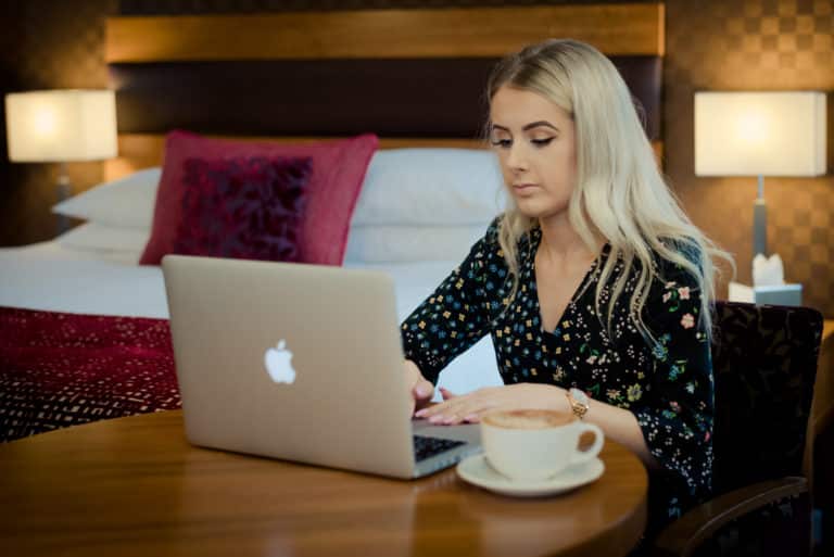 女子在谢菲尔德的Leopold酒店用笔记本电脑工作